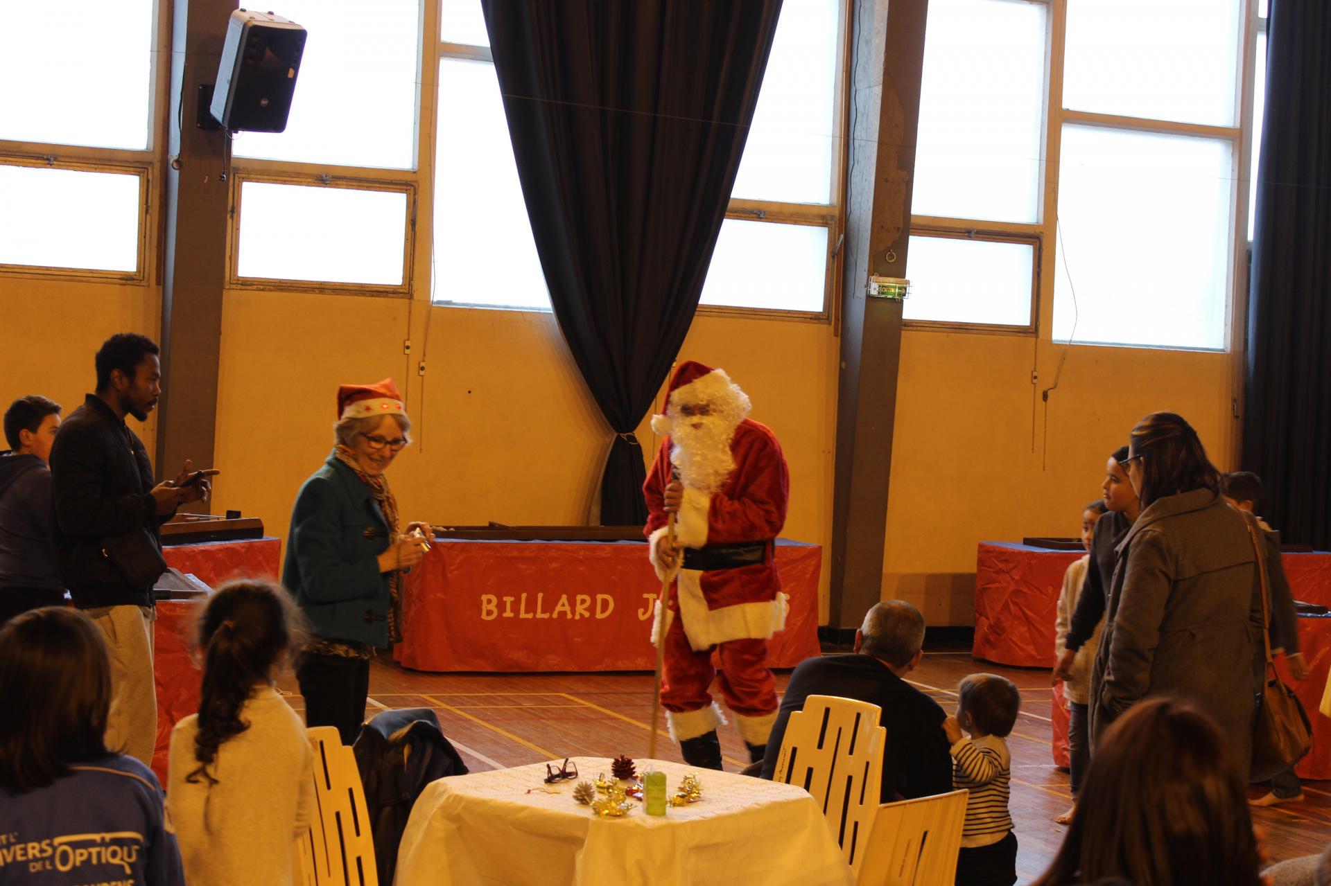 Papa noel , un lutin et tout le monde qui les admire