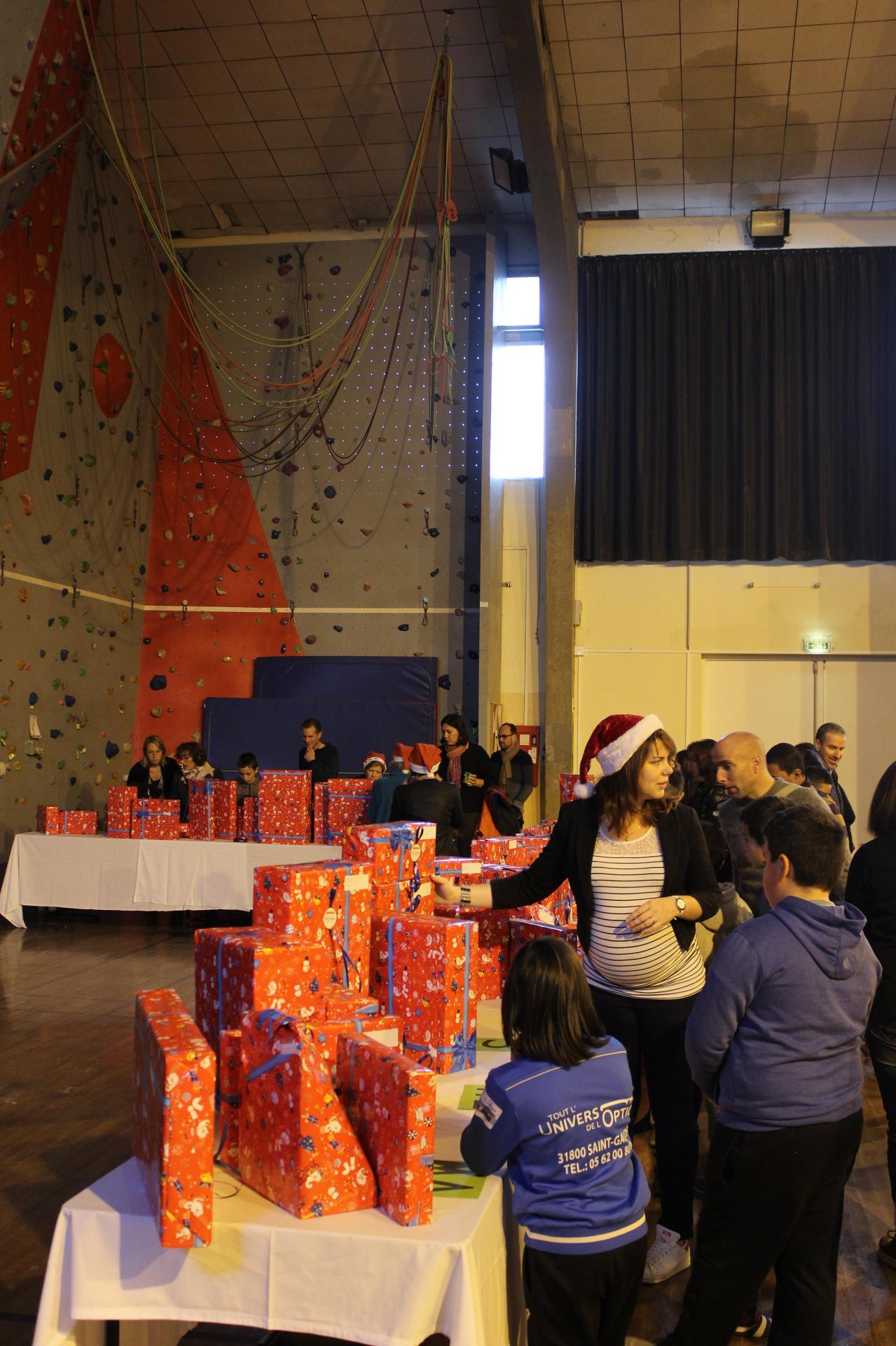 Distribution des cadeaux par les lutins (et mini lutin)