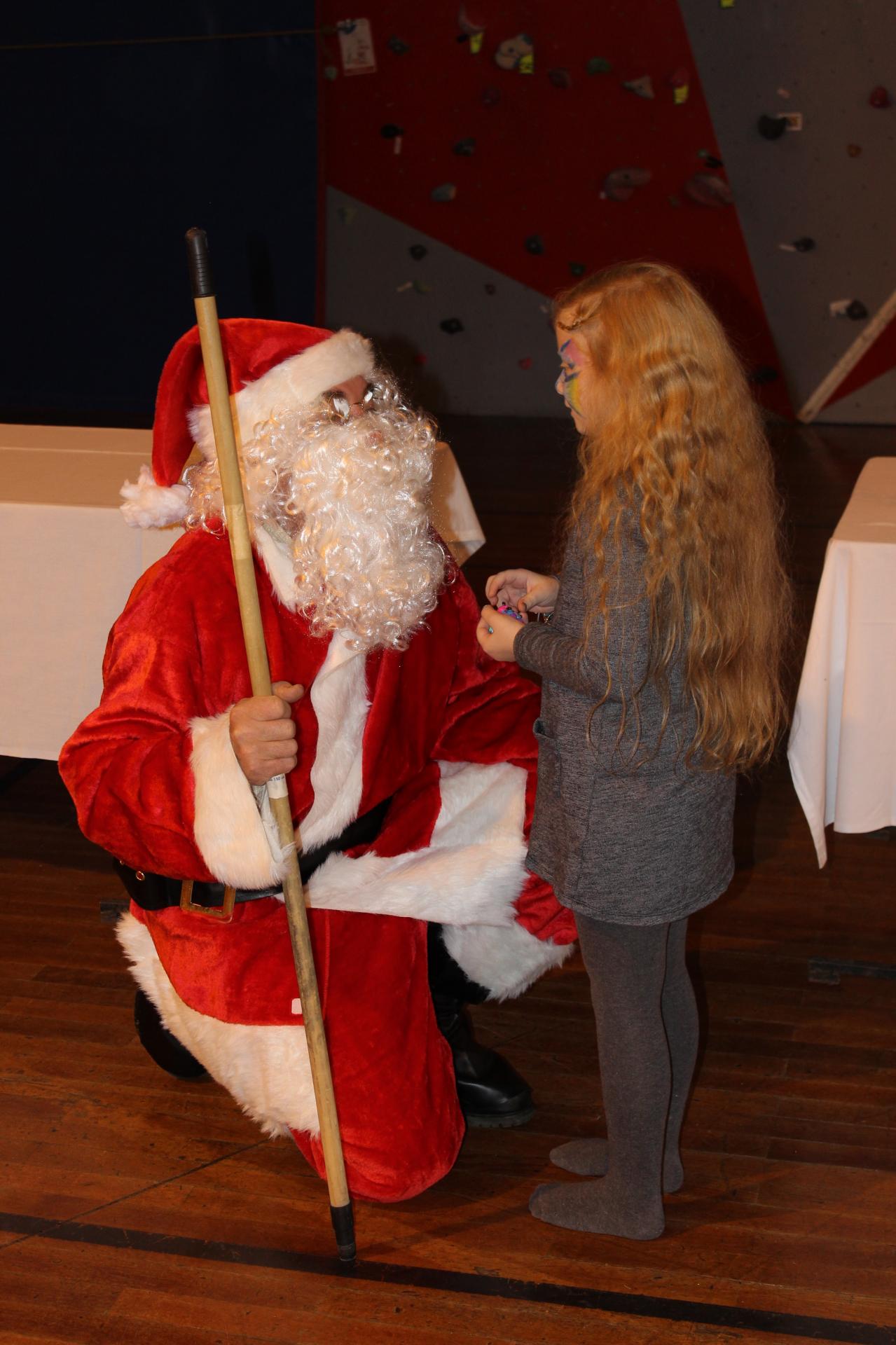 Le Père Noël écoutant attentivement la commande des enfants